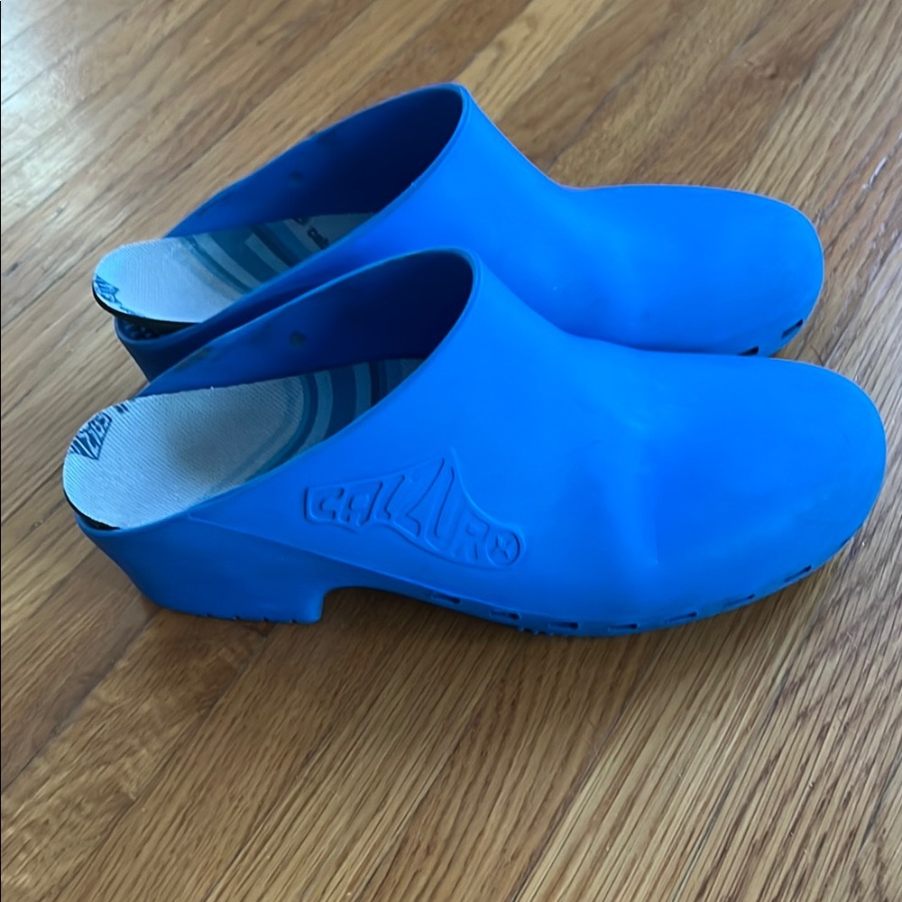 Gently used Calzuro Blue Clogs 🦋 size 38-39